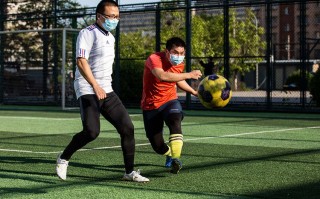 新型冠状病毒踢足球吗，新型冠状病毒踢足球吗会传染吗