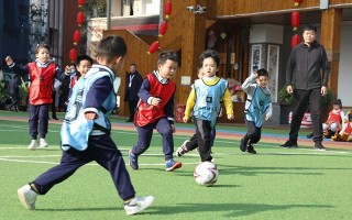 小孩胯骨疼可以踢足球吗，小孩胯骨疼是怎么回事