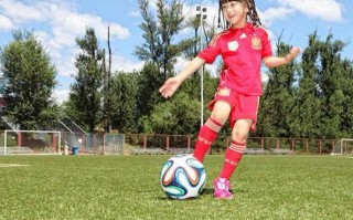 女孩子几岁可以踢足球吗，女孩子几岁开始来月经